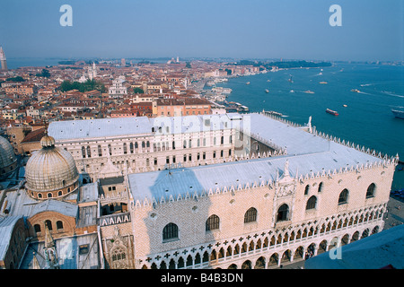 ItalyVenice ville du Palais des Doges et le Campanile St Marks domes Banque D'Images