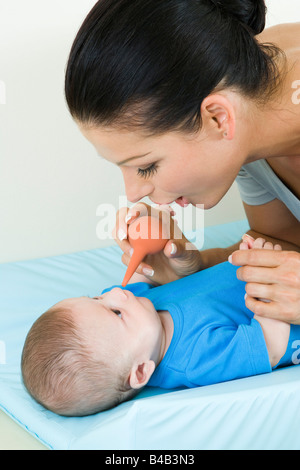 Nettoyage mère nez de bébé Banque D'Images