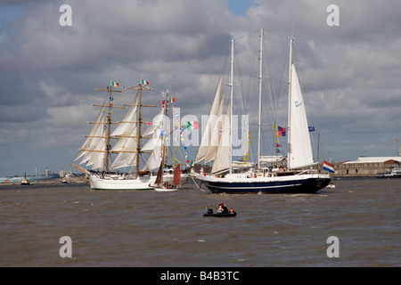 Les bateaux à voile le Cuauhtemoc et Eendracht au Tall Ships race parade à Liverpool en juillet 2008 navigation sur la Mersey Banque D'Images