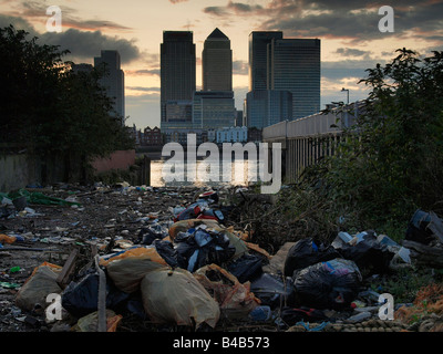 Beaucoup de déchets avec l'horizon à l'arrière-plan des Docklands Canary Wharf London UK Banque D'Images