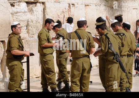 Groupe de soldats israéliens priant au Mur occidental, à Jérusalem, Israël. Banque D'Images