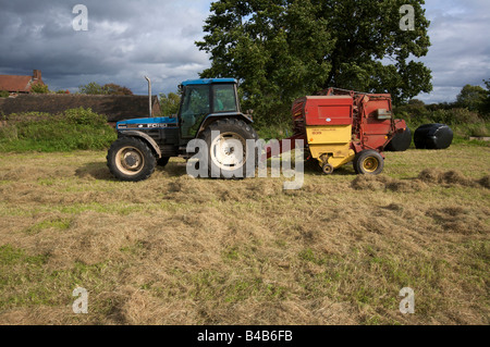 Ford Tracteur avec presse à balles rondes UK Banque D'Images