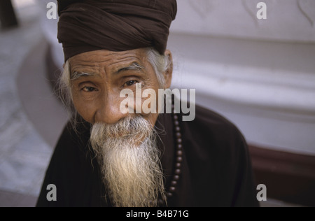 Portrait d'un vieux moine birman, Yangon, Myanmar Banque D'Images