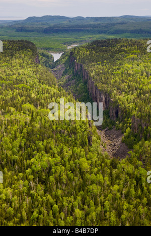 Vue aérienne de l'Ouimet Canyon dans le canyon Ouimet Provincial Park, Ontario, Canada. Banque D'Images