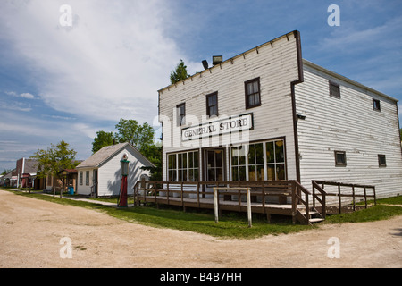 Magasin général le long d'une rue de village, Mennonite Heritage Village, Steinbach, Manitoba, Canada. Banque D'Images