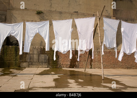Lave-pend à sécher sur l'un des ghats de Varanasi après avoir été lavés dans le Gange. Banque D'Images