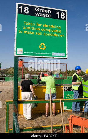 Recyclage des déchets verts skip to site intérieur Wingmoor Stoke Orchard Farm Cheltenham UK Banque D'Images