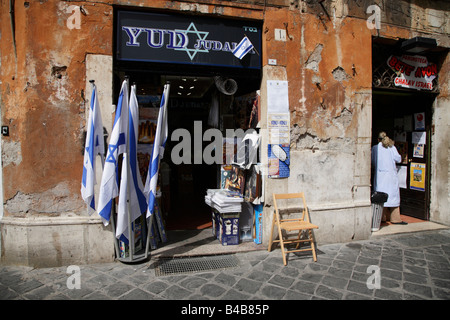Boutique vendant des drapeaux Iraeli à Rome quartier juif ghetto Banque D'Images