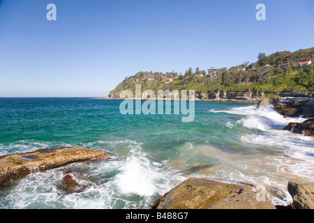 Les rochers et les wild surf à whale beach, North Sydney, Australie Banque D'Images