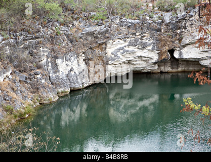 Décor de trou profond de l'eau dans le lac Otjikoto près de Tsumeb en Namibie Banque D'Images