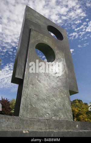 Barbara Hepworth la sculpture à l'Yorkshire Sculpture Park, Bretton, West Yorkshire. Carrés avec deux cercles Banque D'Images