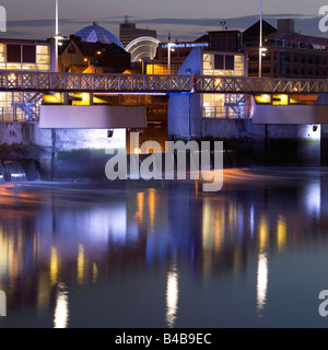 Lagan Weir avec Victoria Square et la grande roue de Belfast en arrière-plan Banque D'Images