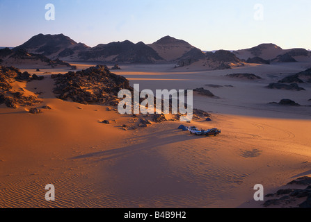 Un camp de touristes à Jebel Acacus, désert du Sahara, la Libye. Banque D'Images