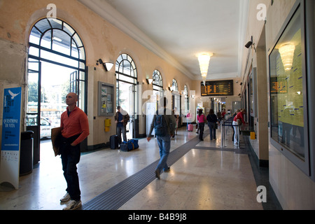 L'intérieur de la gare de Parme Banque D'Images