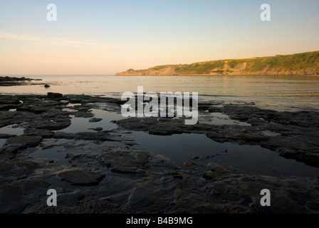 Lumière du soir sur les falaises à Runswick Bay Beach North Yorkshire Angleterre Banque D'Images