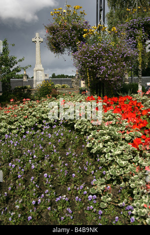 La ville de Perth, en Écosse. Le Jardin du souvenir de Pitlochry en pleine floraison avec le mémorial de guerre en arrière-plan. Banque D'Images