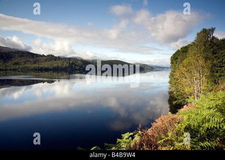 Loch Garry dans les Highlands écossais Banque D'Images