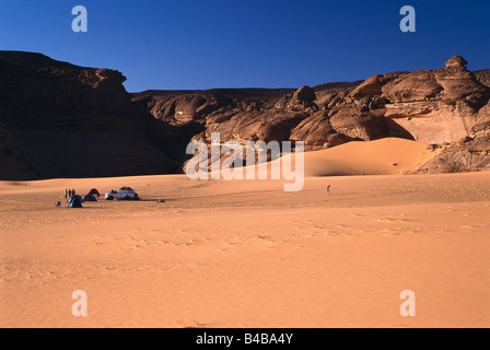 Un camp de touristes à Jebel Acacus, désert du Sahara, la Libye. Banque D'Images