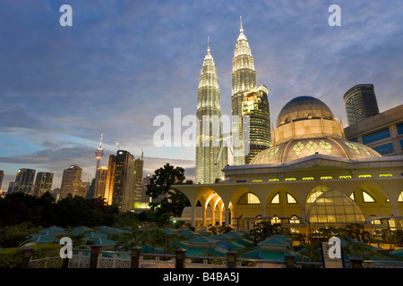En Asie, la Malaisie, l'État de Selangor, Kuala Lumpur, mosquée dans la ville parc KLCC, à la base de l'emblématique Petronas Towers Banque D'Images