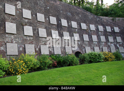 Rangées de plaques commémoratives à l'occasion de plus de 200 résistants exécutés dans la Citadel, Arras, France, durant la Seconde Guerre mondiale Banque D'Images