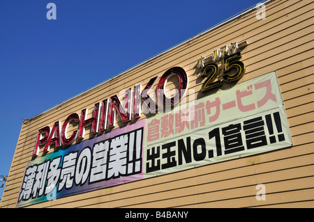 Publicité salon de pachinko, Kurashiki, Japon Banque D'Images