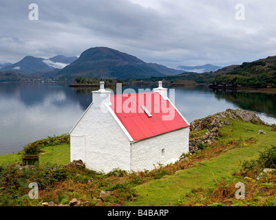 Gîte au toit rouge par Loch Shieldaig, Ecosse Banque D'Images