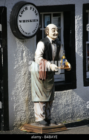 Ville d'Inveraray, en Écosse. Le Loch Fyne Whiskies shop sur le Burgh Royal d'Inveraray's Main Street East. Banque D'Images