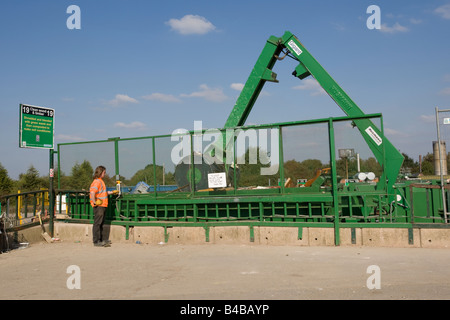 Broyeur de bois bois d'shreddings Wingmoor site recyclage domestique Stoke Orchard Farm Cheltenham UK Banque D'Images