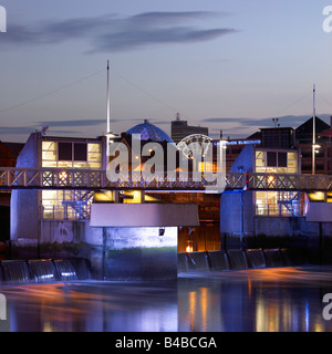 Lagan Weir avec Victoria Square et la grande roue de Belfast en arrière-plan Banque D'Images