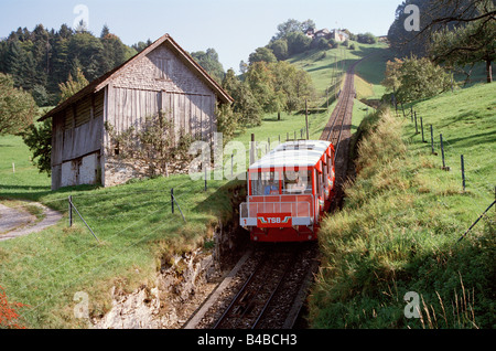 Funiculaire de montagne transport de village Suisse, Treib-Seelisberg-Bahn canton d'Uri – wagon funiculaire TSB sur la montagne entre Treib et Seelisberg. Banque D'Images