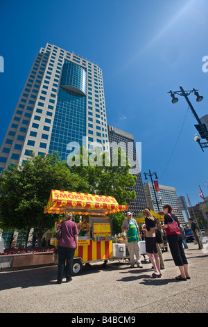 Stand de hot-dog à l'extérieur de Canwest Place (également connu sous le nom de CanWest Global Place) bâtiment de la ville de Winnipeg, Manitoba, Canada Banque D'Images