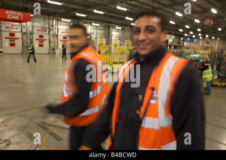 Les travailleurs postaux profitez de l'humour à la Royal Mail DIRFT parc logistique dans le Northamptonshire Daventry, England Banque D'Images