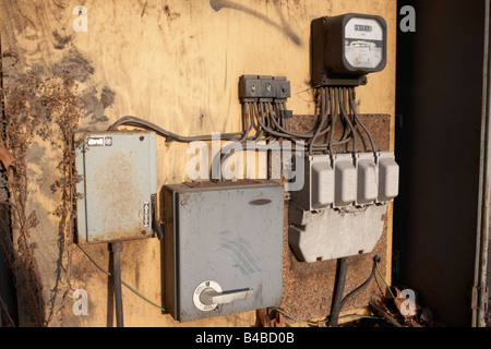 Détail d'un exposé la boîte de jonction et de compteurs d'électricité analogique sur une zone industrielle dans la région de West Ham, sous-station Canning Town Banque D'Images