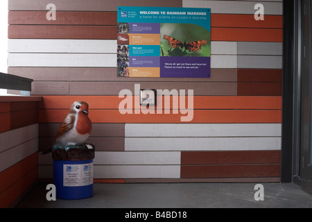 Boîte de donation à l'entrée de l'RSPB réserve d'oiseaux et d'animaux sauvages à Rainham Marais, Essex. Banque D'Images