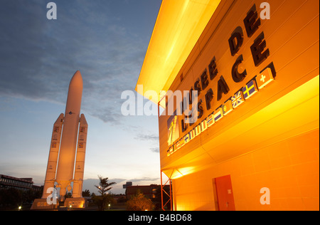 Une maquette à l'échelle d'un 50,5 mètres de haut de l'Agence spatiale européenne (ESA) fusée Ariane 5 au Centre Spatial Guyanais de musée Banque D'Images