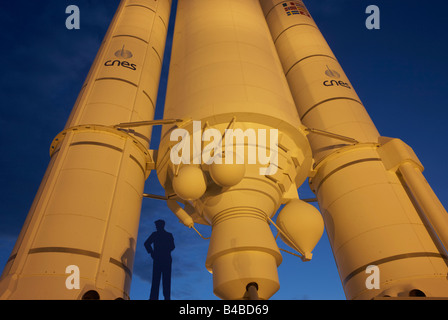 Une maquette à l'échelle d'un 50,5 mètres de haut de l'Agence spatiale européenne (ESA) fusée Ariane 5 au Centre Spatial Guyanais de musée Banque D'Images