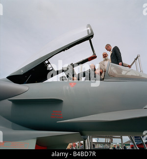 Les acheteurs intéressés potentiels inspecter un chasseur Eurofighter Typhoon jet de pilotage au Farnborough Air Show, Angleterre Banque D'Images