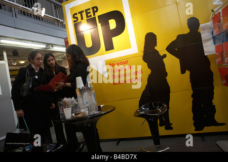 Les jeunes demandeurs d'emploi demander conseil à un diplômé expo salon là où les recruteurs d'entreprise de rencontrer les jeunes de commencer à travailler Banque D'Images