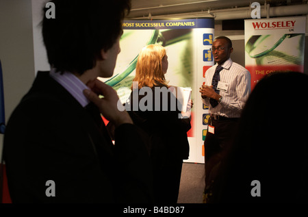 L'égalité à un redressage diplômé expo salon là où les recruteurs d'entreprise de rencontrer les jeunes de commencer à travailler Banque D'Images