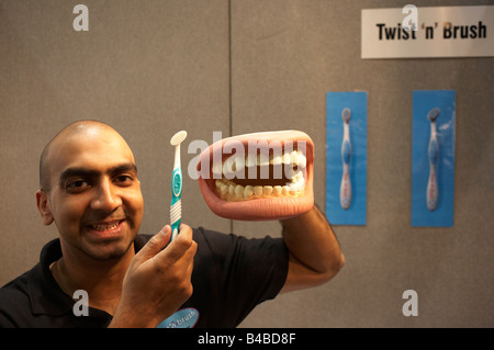 Un nouveau concept de torsion de la brosse à dents est démontrée par un entrepreneur dans une foire des inventeurs à l'Alexandra Palace Londres Banque D'Images