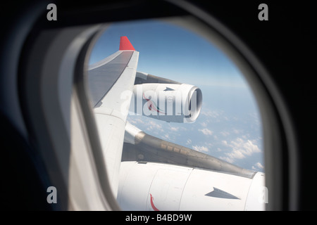 Nuages et ciel bleu au-dessus de l'océan Indien sont bien en-dessous une sri-lankaise Airlines Airbus et l'aile gauche moteurs CFM Banque D'Images