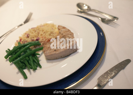 Ligne Maldives frais pêché le thon albacore steaks grillés sont servis avec des haricots verts dans un Londres home Banque D'Images