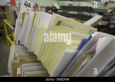 Lettre pour Welsh MP Julie Morgan à la Chambre des communes trié par la Royal Mail au bureau de tri Nine Elms Banque D'Images