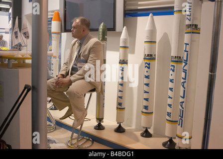 Ukranian Mayak rocket launcher attend représentant des activités au cours de l'aéronautique de Paris au Bourget airfield Banque D'Images