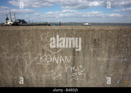 Teenage love graffiti a été écrit à la craie sur la Tamise du mur situé sur la côte saxonne Cours à Gravesend Banque D'Images