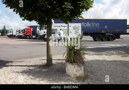 Un conducteur de camion poids lourds retourne à son camion après une pause à l'autoroute M40 services dans le Warwickshire, Angleterre Banque D'Images