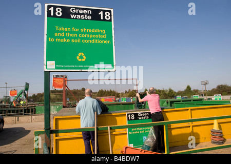 Recyclage des déchets verts skip to site intérieur Wingmoor Stoke Orchard Farm Cheltenham UK Banque D'Images