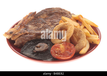 Steak de surlonge de boeuf fraîches avec tomates, champignons frites et oignons isolé sur un fond blanc avec aucun peuple et un chemin de détourage Banque D'Images