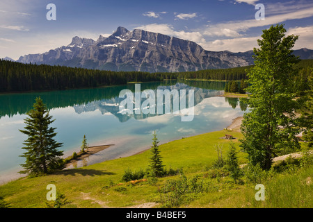 Le lac Two Jack avec des réflexions de montagne le long de la route du lac Minnewanka à Banff National Park, Alberta, Canada. Banque D'Images