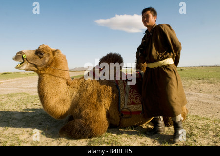 Une mongole l'homme et son chameau de Bactriane. Banque D'Images